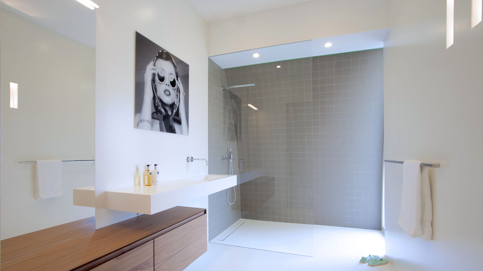 Luxe Badkamer: Grijze Vloer Witte Wand