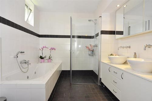 Moderne badkamer voorzien van alle gemakken