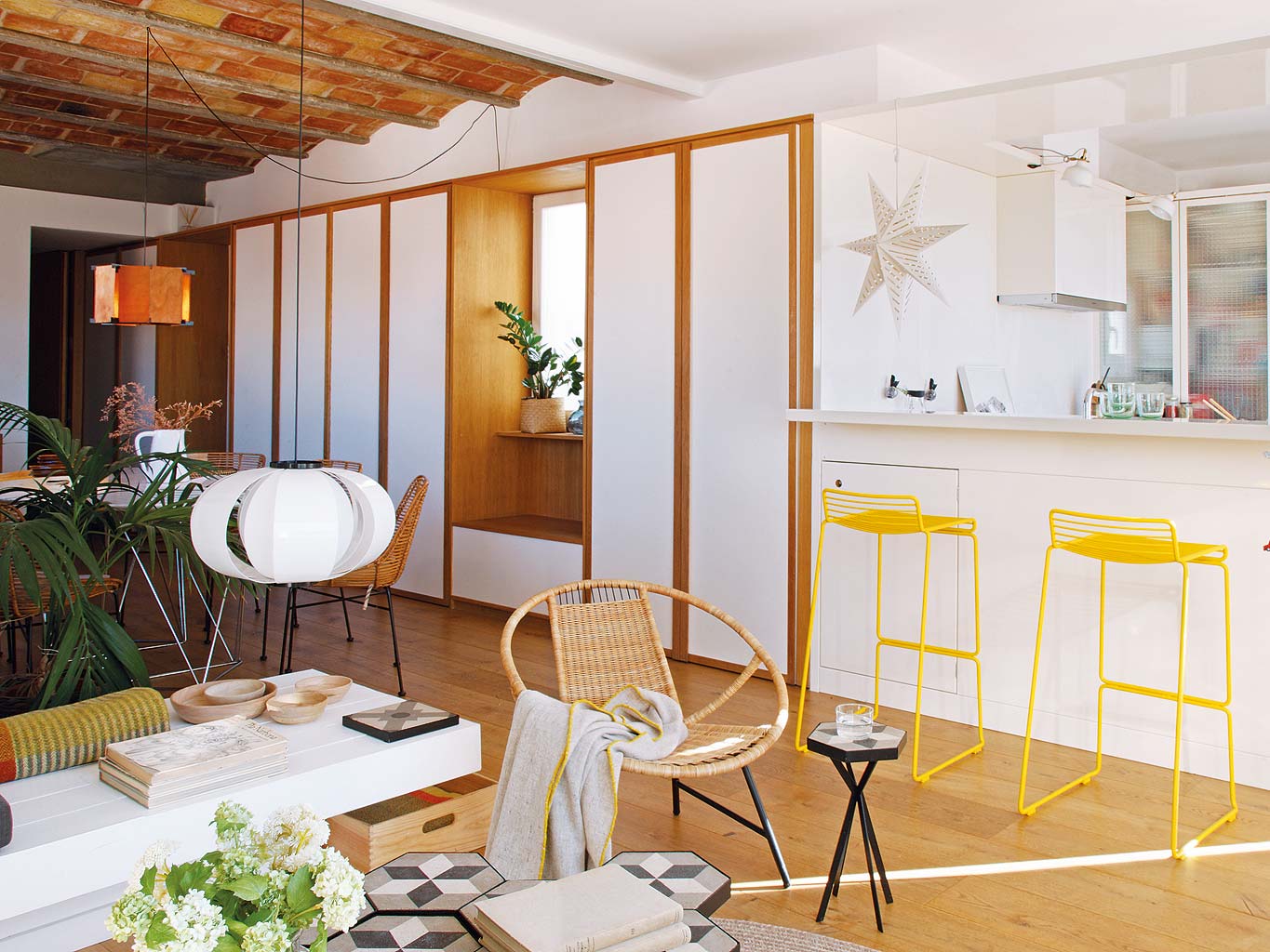 Zomerse woonkamer met keuken bar en eetkamer