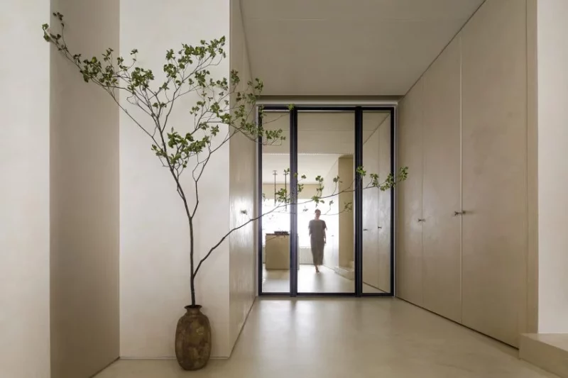 NC Design & Architecture heeft in dit appartement uit Hong Kong gekozen voor een wabi sabi interieur waar de microcement voor de vloer, wanden en plafond in een mooie aardetint de basis vormt.