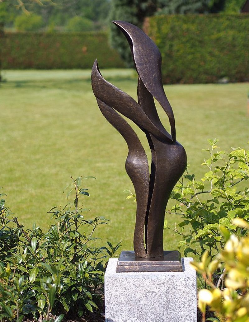 Dit Fine Cast Bronzen tuinbeeld op een sokkel past super mooi in alle soorten tuinstijlen!