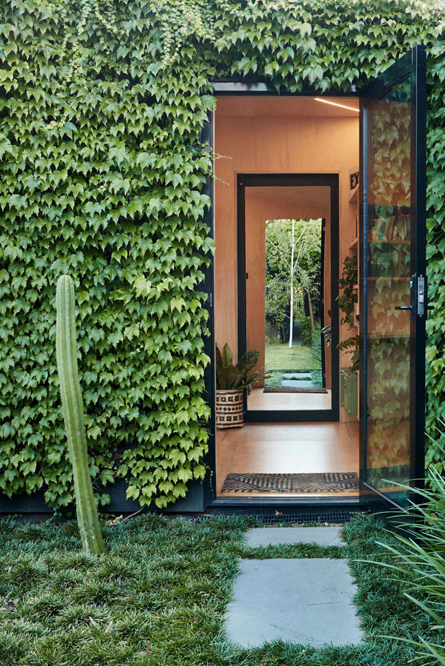 Australische architect heeft dit thuiskantoor/tuinhuisje voor een schrijver ontworpen! Australische architect heeft dit thuiskantoor/tuinhuisje voor een schrijver ontworpen!