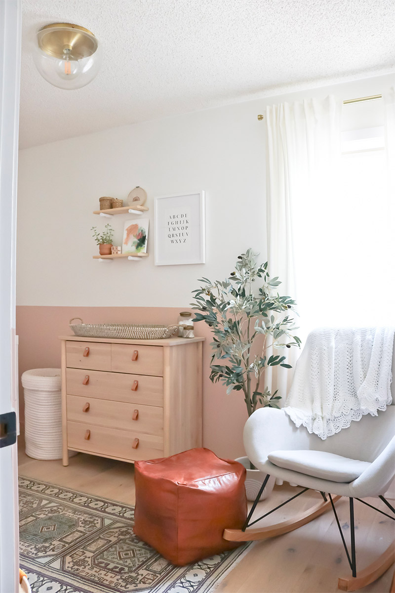 Kristina Lynne heeft deze leuke babykamer voor haar dochter ingericht, met een geschilderde oud roze lambrisering, gecombineerd met een houten vloer. | Bron: Kristinalynne.ca