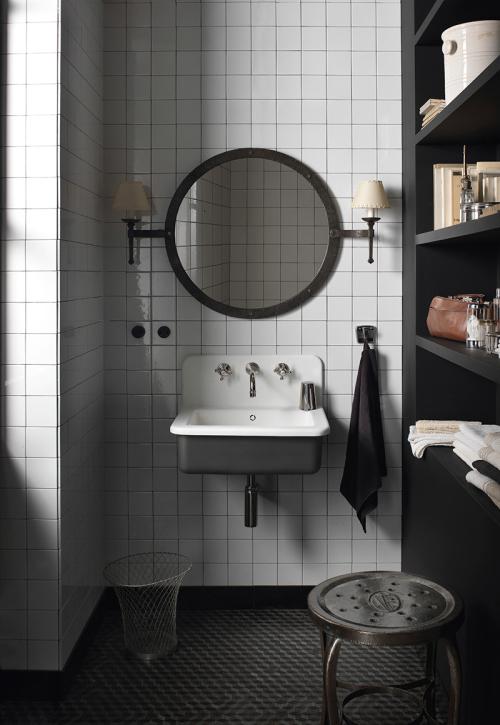 Stoer zwart wit badkamer met een chique landelijk tintje