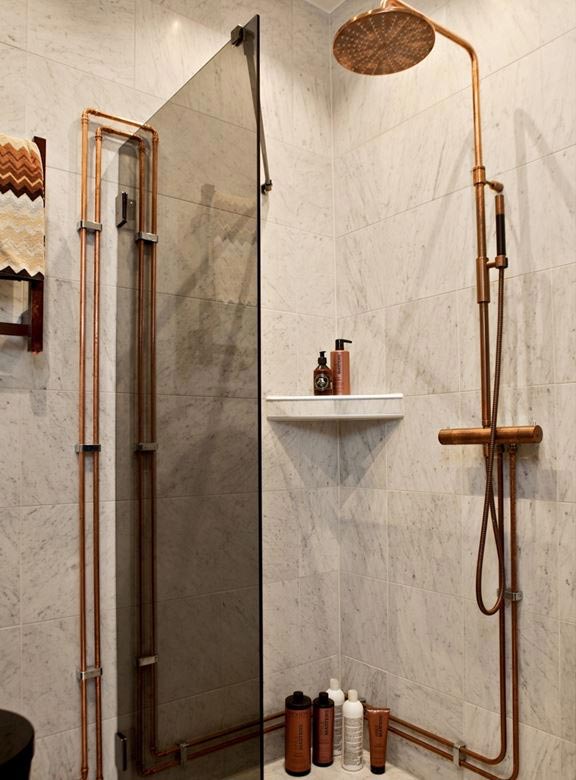 Inloopdouche in kleine badkamer met koperen douche en leidingen