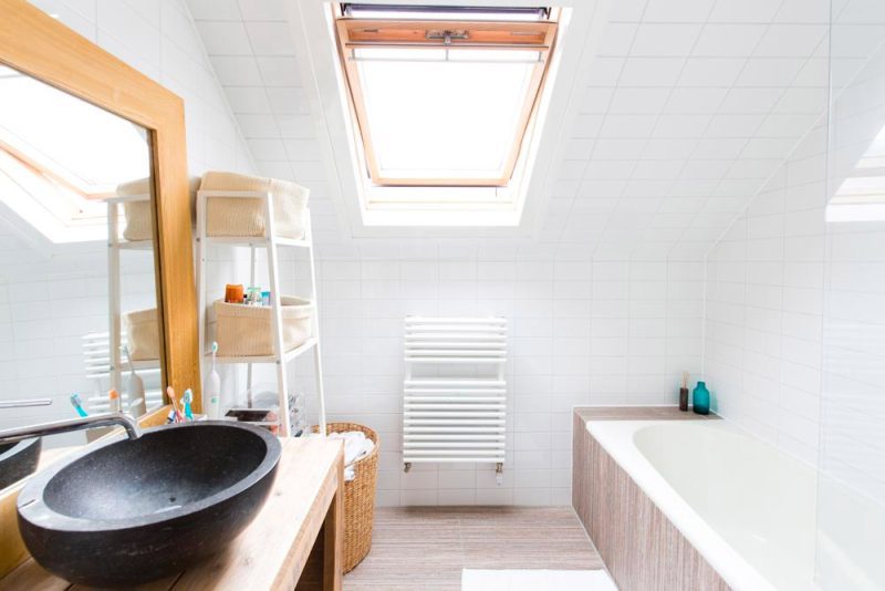 Een dakraam zorgt zowel voor natuurlijke lichtinval als extra ventilatie in de badkame.