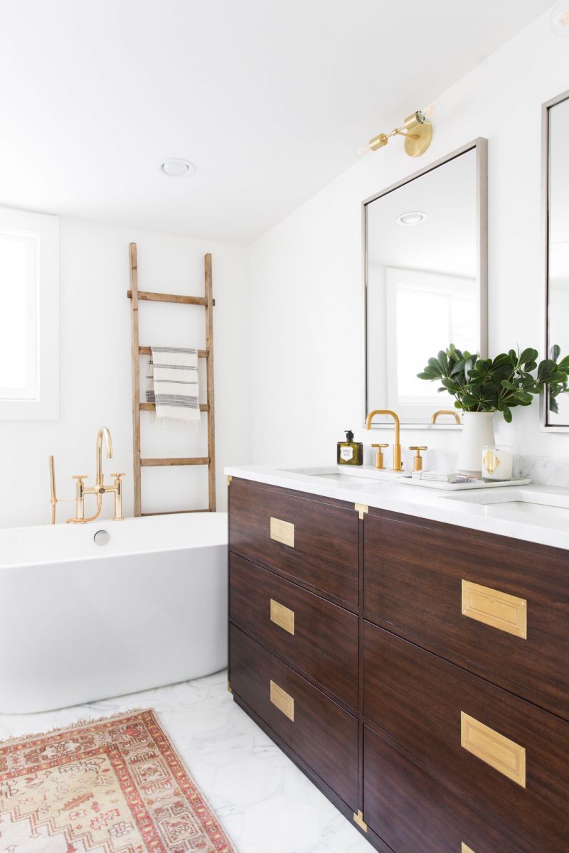 Vintage badkamermeubel met dubbele wastafel en spiegels