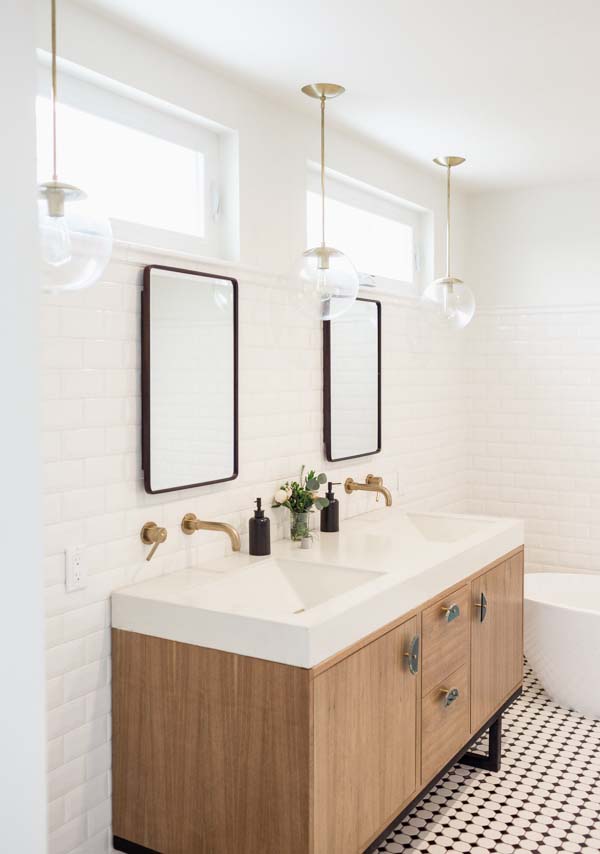 Luxe houten badkamermeubel met dubbele wastafels en gouden inbouwkranen