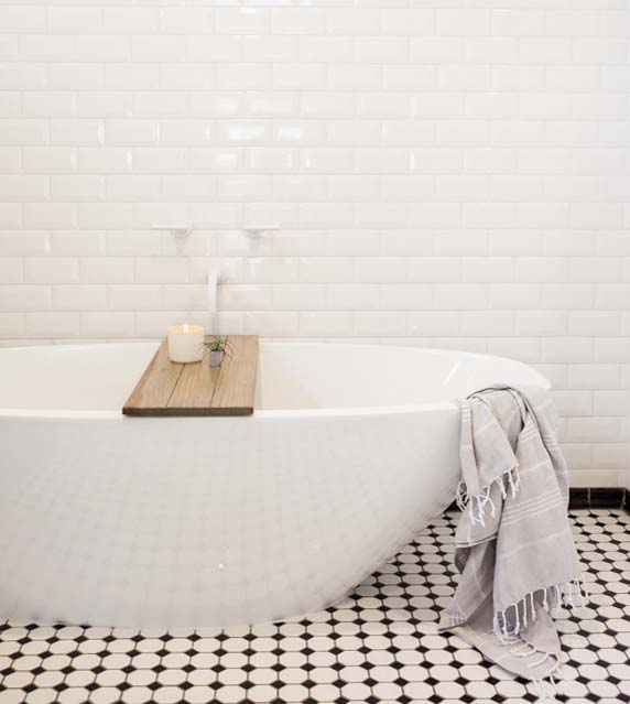 Vrijstaand bij bij muur met metrotegels