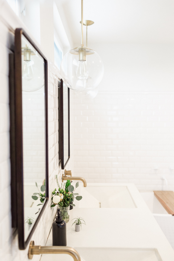 Glazen hanglampen boven dubbele wastafels