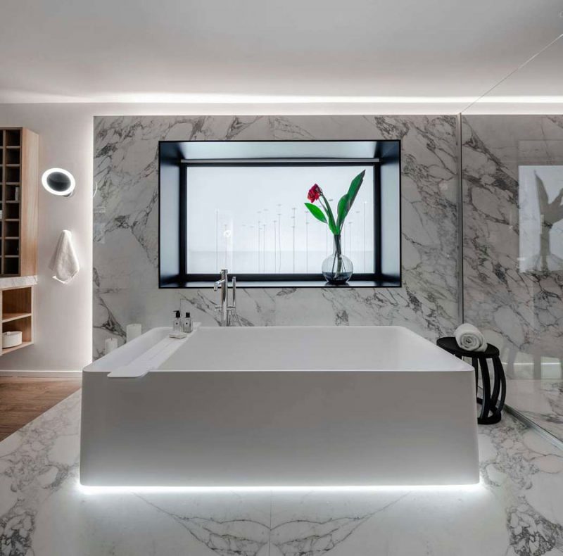 Het mooie vrijstaand bad in deze luxe badkamer is perfect verlichting met accentverlichting. Klik hier voor meer foto's.