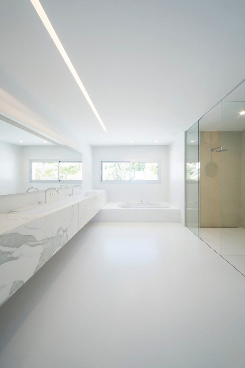 Een mooi voorbeeld van een moderne badkamer met heldere verlichting. Klik hier voor meer foto's.