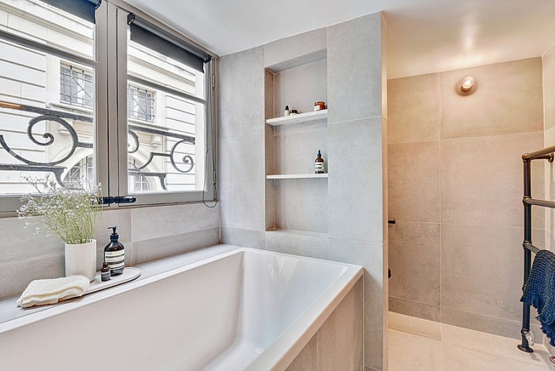 Het komt niet vaak voor, maar deze badkamer laat zien hoe mooi het kan zijn om een wandlamp in de douche te monteren. Klik hier voor meer foto's.