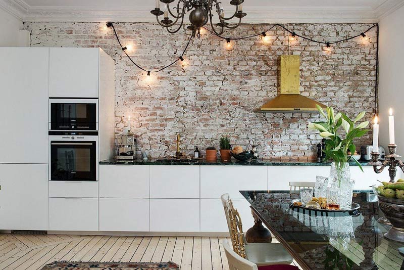 Bakstenen muur in keuken