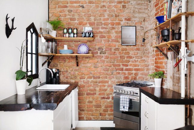 Bakstenen muur in keukenwand Bakstenen muur in keukenwand