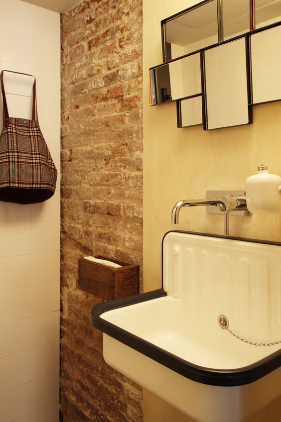 Bakstenen muur in toilet