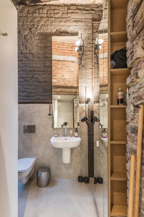 Bakstenen muur in toilet