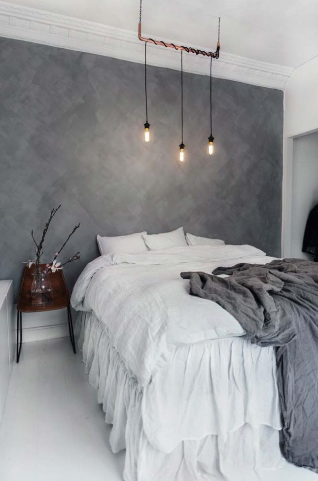 Deze slaapkamer is super stoer geworden dankzij de antraciet betonlook muur!