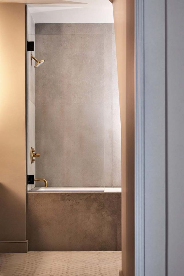betonlook tegels badkamer gouden douche kraan betonlook tegels badkamer gouden douche kraan