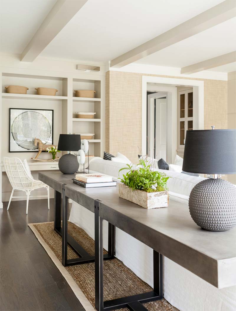 Chango & Co koos voor een stoere betonnen sidetable achter de bank in deze stijlvolle woonkamer. Chango & Co koos voor een stoere betonnen sidetable achter de bank in deze stijlvolle woonkamer.