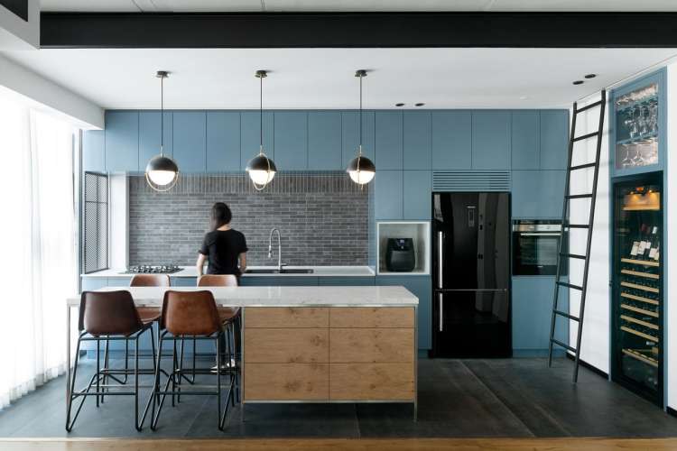 blauwe industriele keuken houten keukeneiland