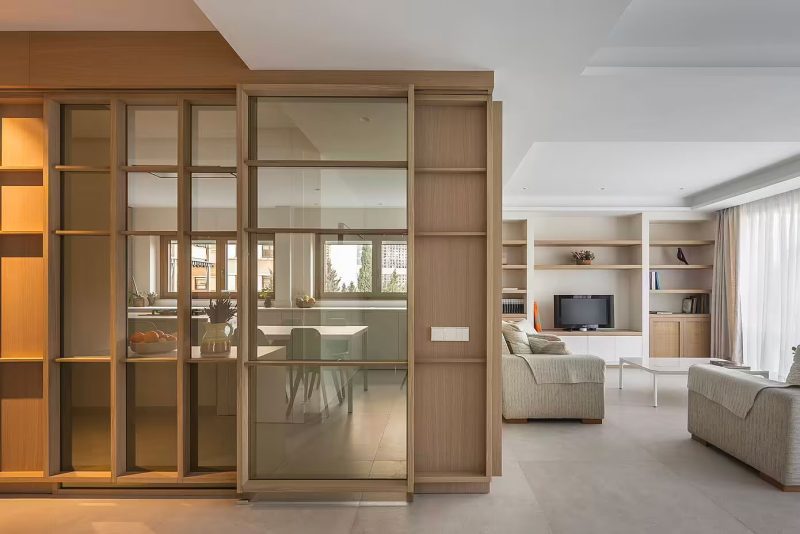 Naast het gebruik van natuurlijke materialen en kleuren, kenmerkt het interieur zich ook met een open indeling. Zo is er voor de ruime keuken gekozen voor grote glazen schuifwanden. Naast het gebruik van natuurlijke materialen en kleuren, kenmerkt het interieur zich ook met een open indeling. Zo is er voor de ruime keuken gekozen voor grote glazen schuifwanden.