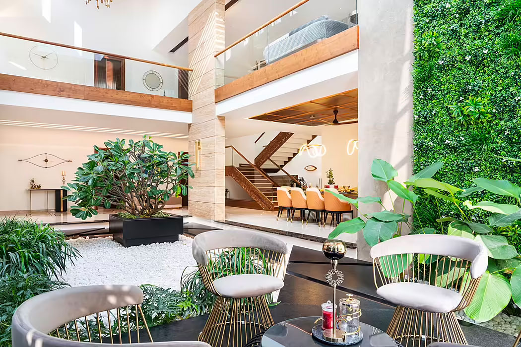 Dit moderne huis is ontworpen door Dotan, gekenmerkt door een luxe, modern en botanisch interieur die de levensstijl van de klant weerspiegelen. Grote glazen openingen zorgen voor licht en ventilatie en bieden uitzicht op het zwembad en het weelderige groene landschap. De buitenmuren zijn versierd met grijze en witte tinten, terwijl het interieur wordt overspoeld met licht en is voorzien van Italiaans marmer, houten details en meubels in de kleuren grijs, blauw, karmozijnrood en rood. Stap de binnenplaats op en ervaar een zintuiglijke ontsnapping; ga zitten en waardeer het botanische gevoel van de groene muur en potplanten.
