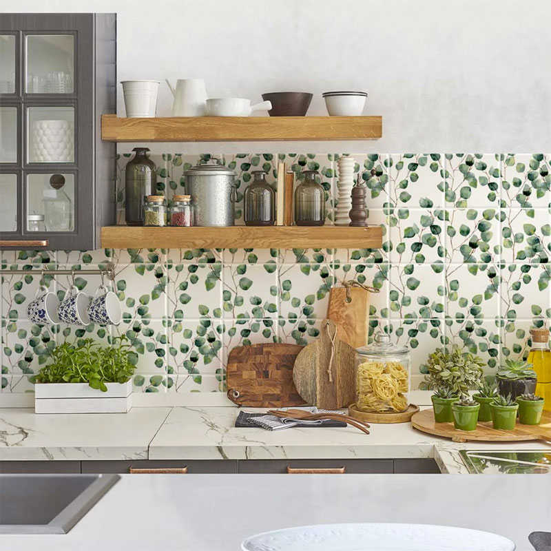 De botanische tegelstickers aan deze keuken achterwand passen super mooi bij deze chique keuken. De tegelstickers zijn hier verkrijgbaar.