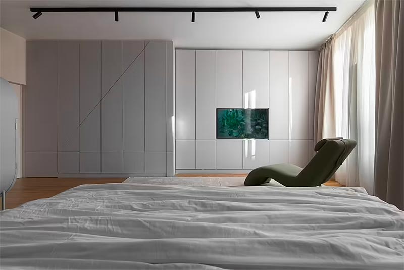 brede inbouwkast slaapkamer met tv