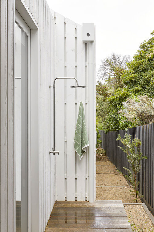 De ontwerpers van Peachy Green hebben voor deze tuin gekozen om de luxe wand buitendouche te installeren aan de zijkant van de woning. | Fotografie: Dave Kulesza