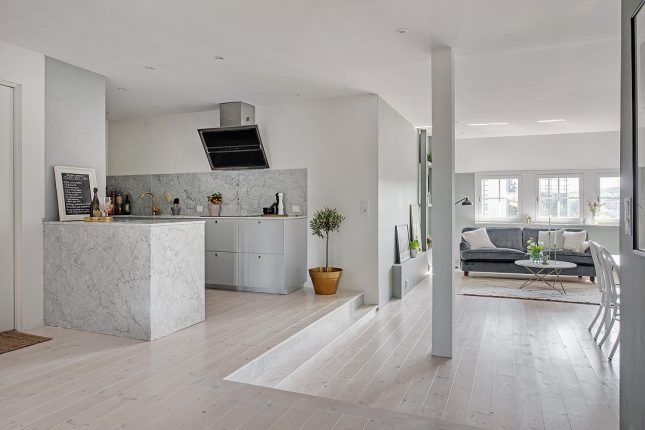 Chique lichtgrijze keuken met marmer en goud Chique lichtgrijze keuken met marmer en goud