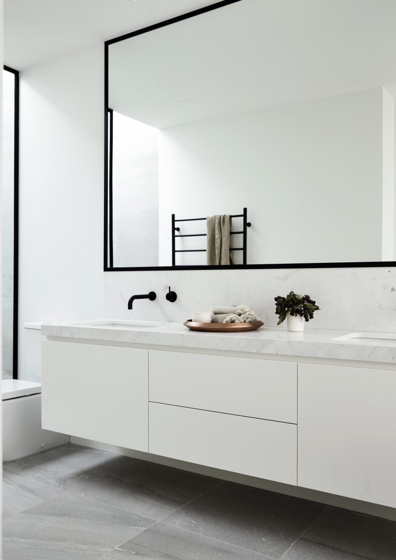 Zwevende witte badkamermeubel met marmeren blad