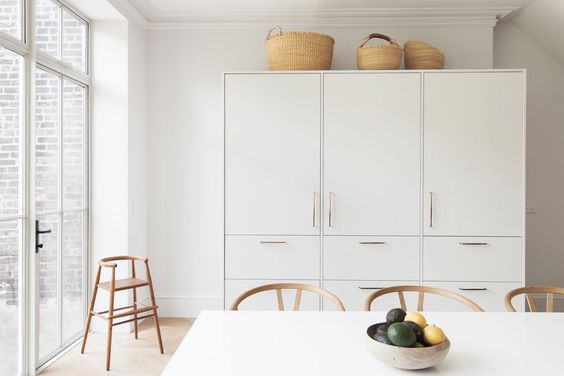 Compenseer een wit interieur met houten elementen