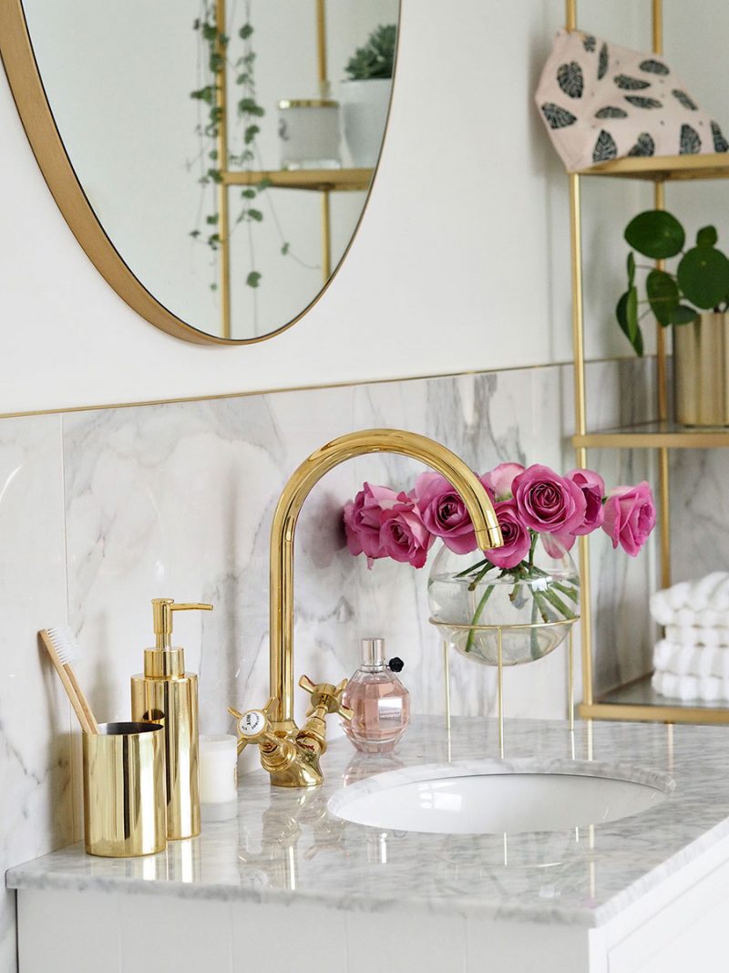 Gouden accessoires voor luxe badkamer