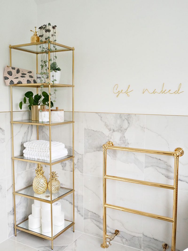 Gouden rek en radiator in chique luxe badkamer