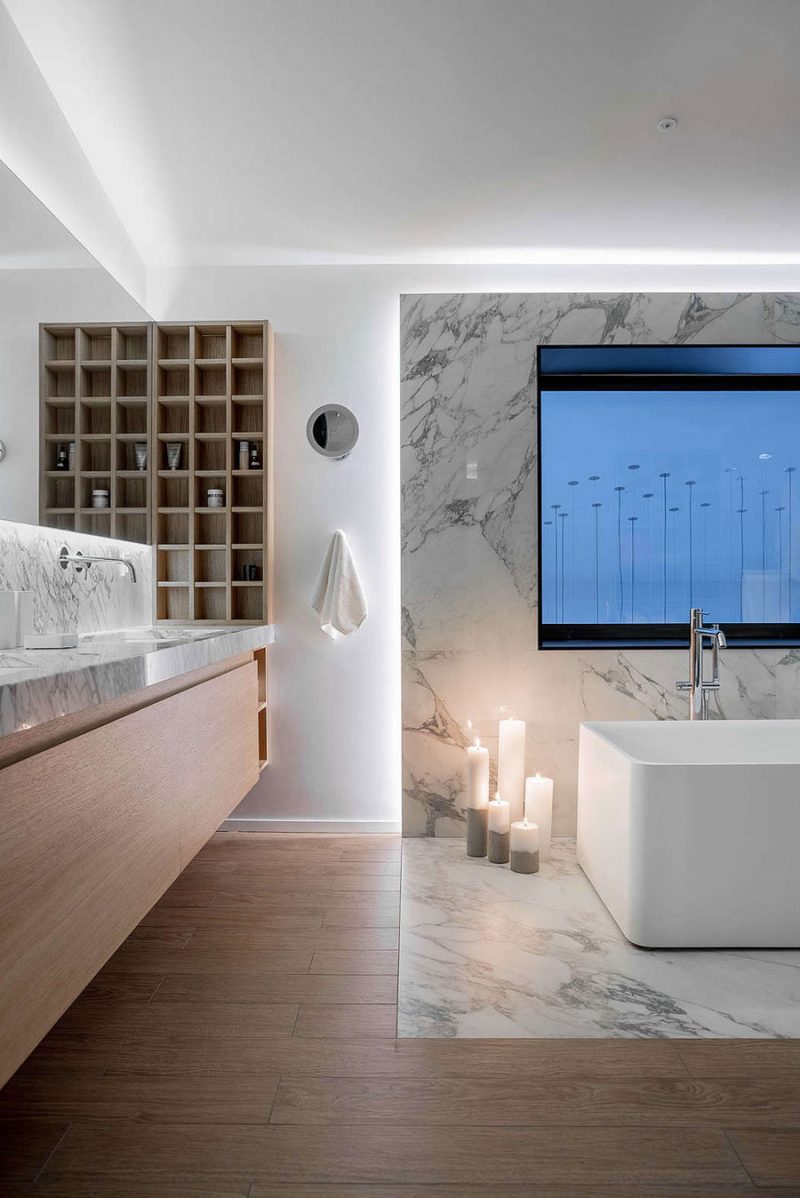 Mooie zwevend badkamermeubel van hout en marmer in luxe badkamer