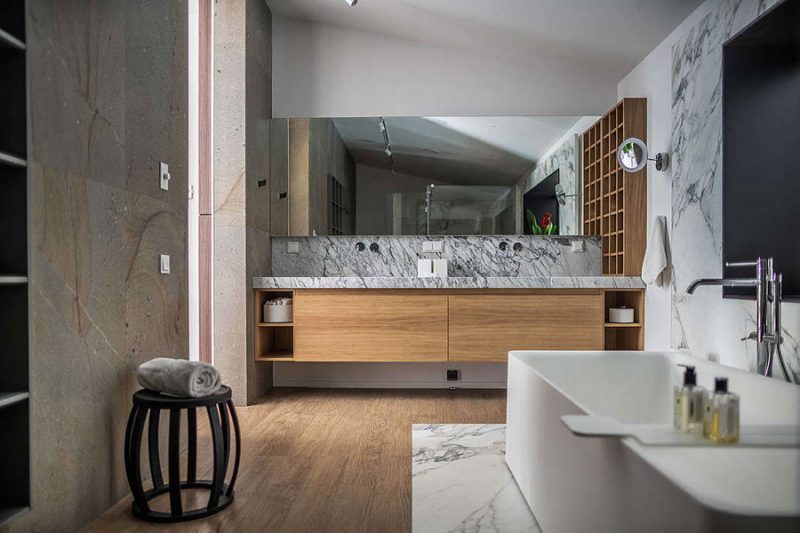 Luxe badkamer met houten vloer en marmeren vloer