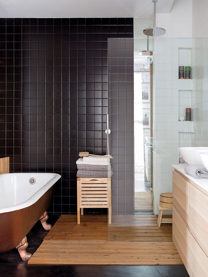 Mooie spa badkamer met houten vloer in inloopdouche