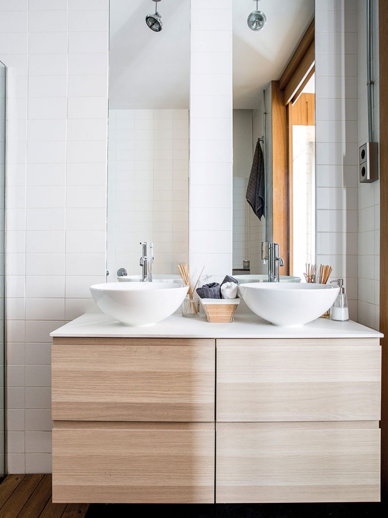 Houten badkamermeubel van IKEA in spa badkamer