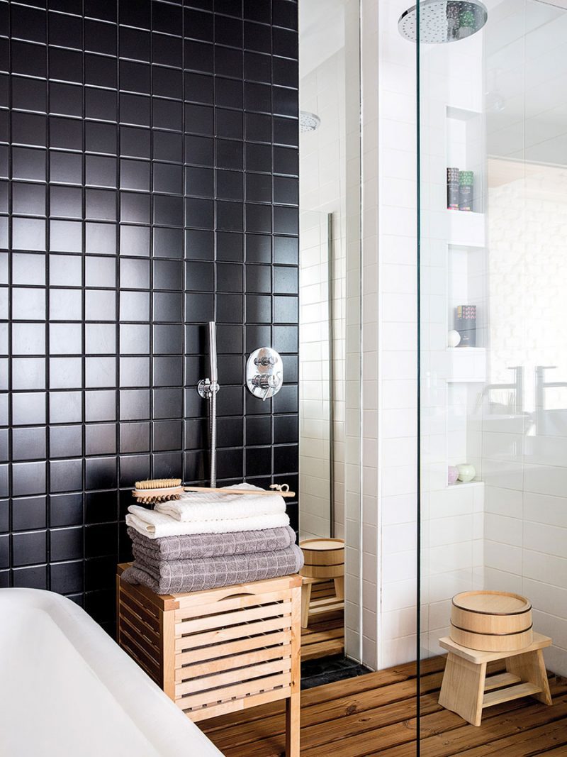 Houten vloer, houten kastje en houten krukje in spa badkamer