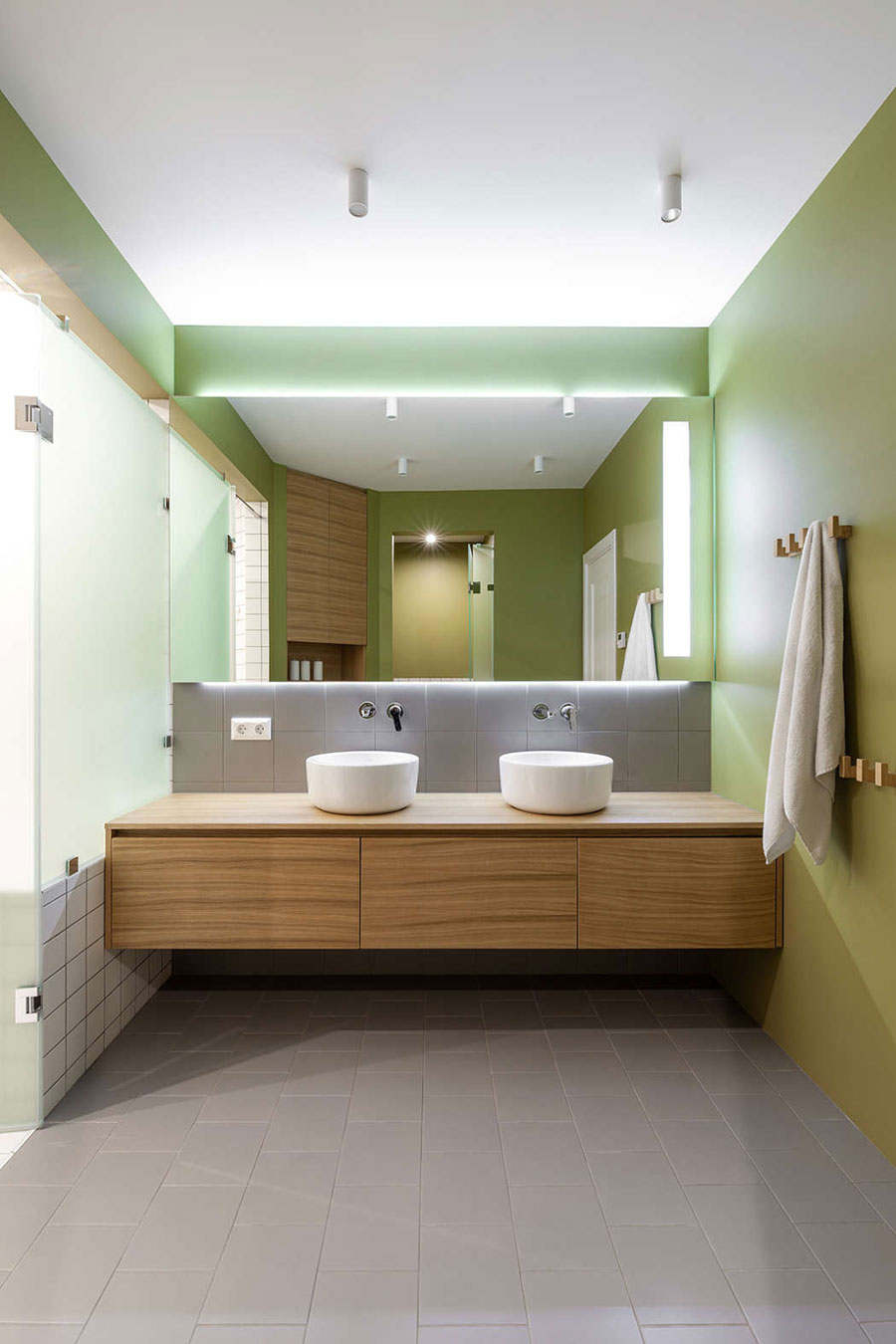 De twee zones in deze badkamer zijn ingericht met verschillende stijlen