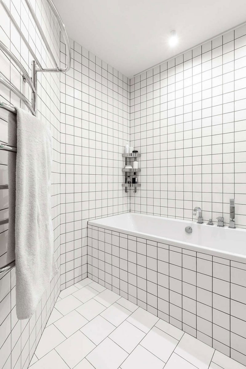 Vierkante witte wandtegels in badkamer