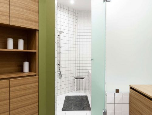 De twee zones in deze badkamer zijn ingericht met verschillende stijlen