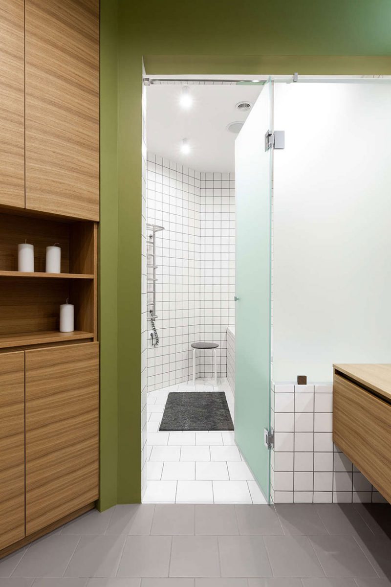 De twee zones in deze badkamer zijn ingericht met verschillende stijlen