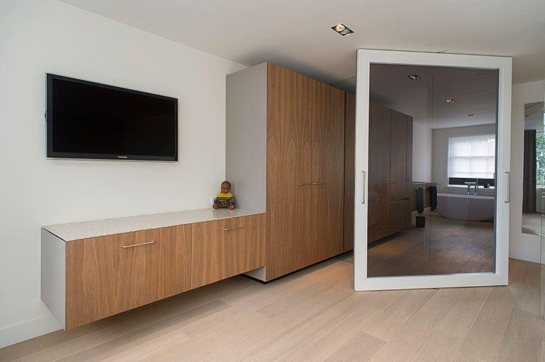 Grote glazen taatsdeur tussen slaapkamer en badkamer ensuite