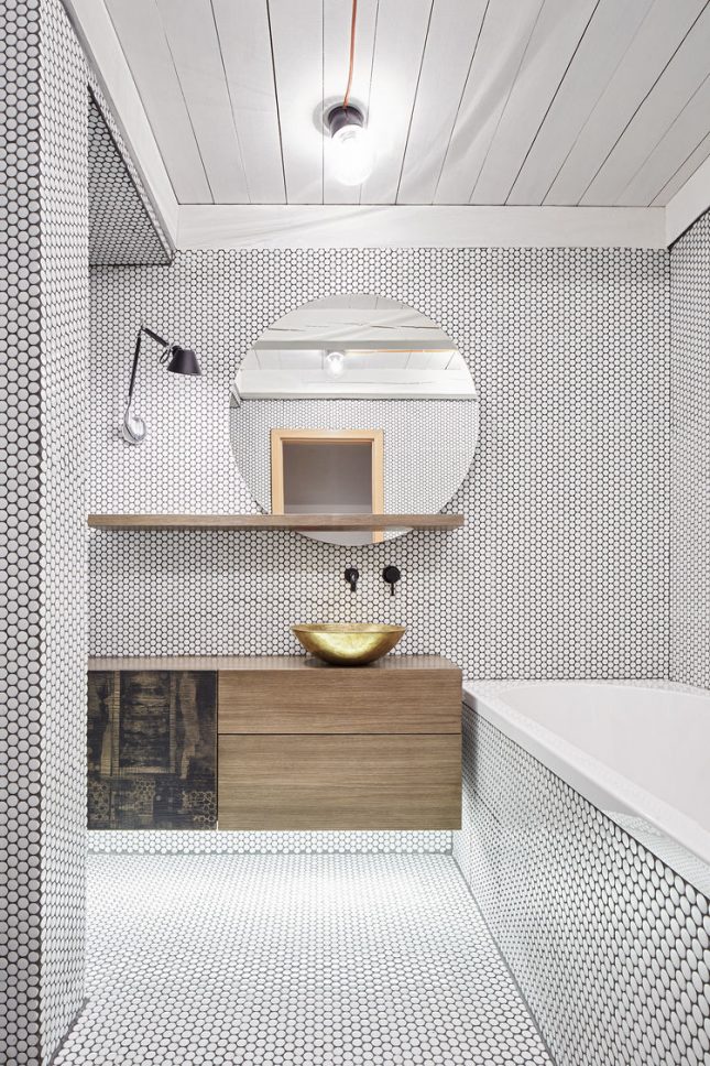 Designbadkamer met witte ronde mozaïektegeltjes