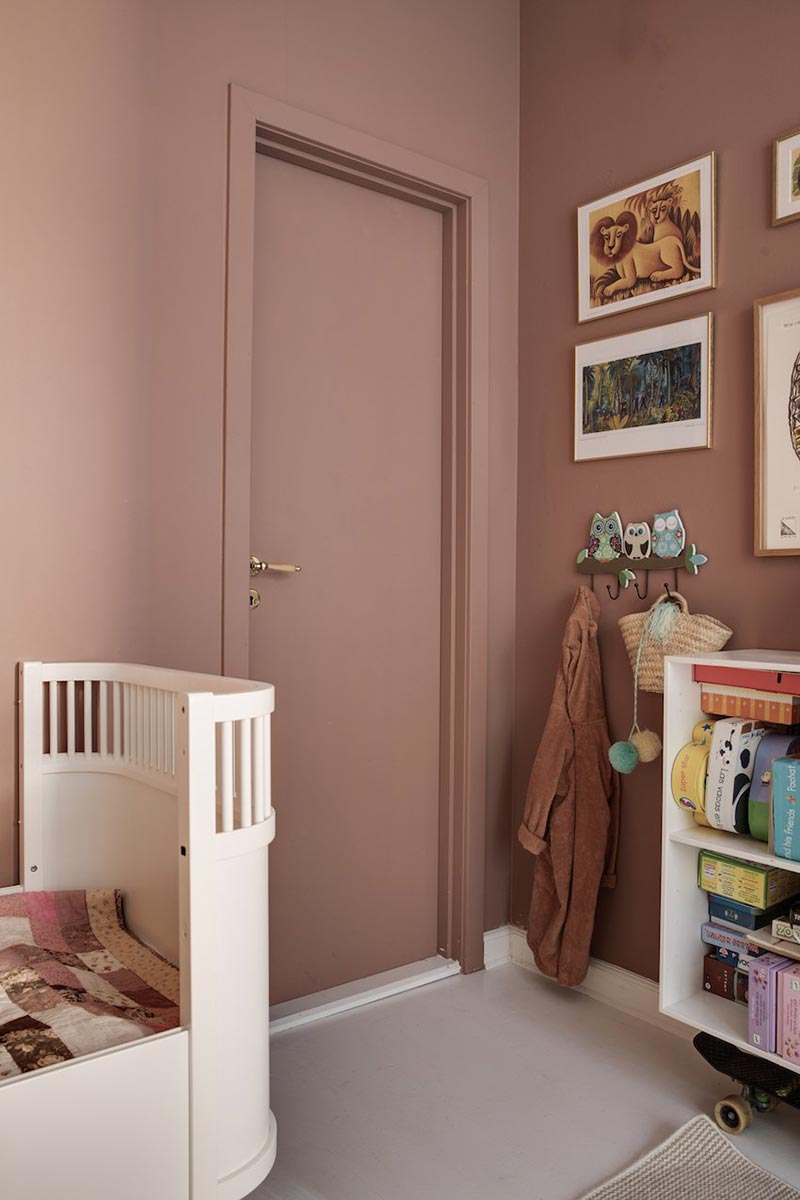 deur in zelfde kleur als muur meisjeskamer