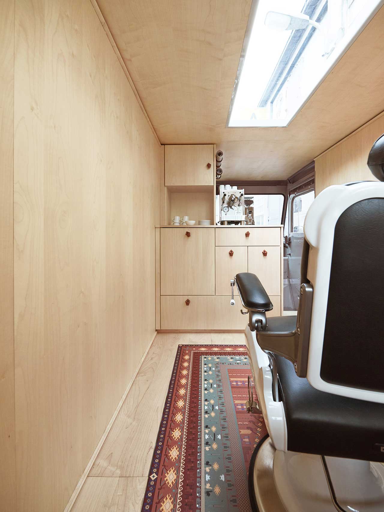deze-kapper-rijdt-rond-in-een-hip-busje (6)
