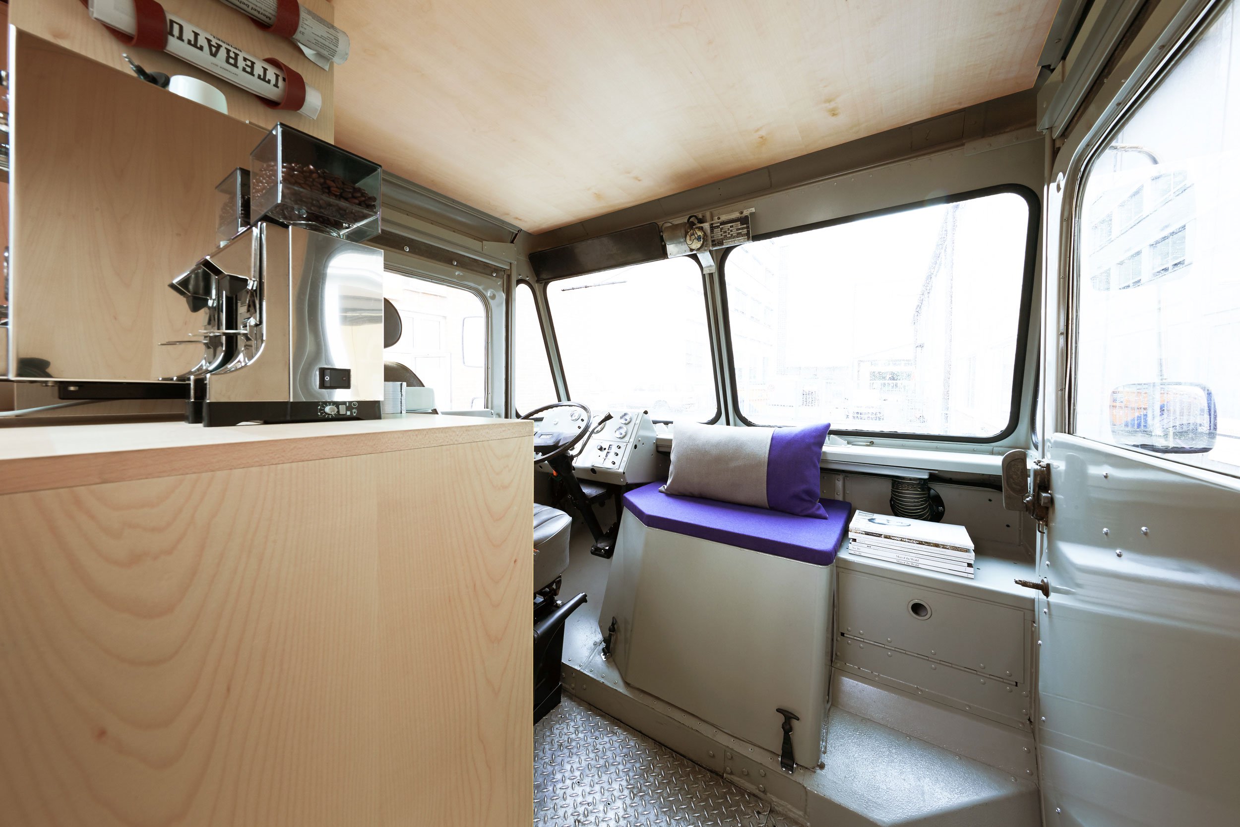 deze-kapper-rijdt-rond-in-een-hip-busje (8)