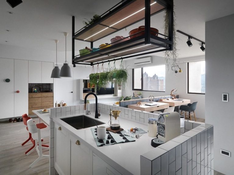 Deze moderne woonkamer is creatief ingericht met twee werkplekken